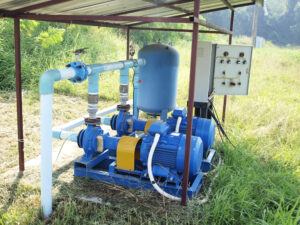 pompe à eau pour arroser un petit champ d'une modeste agriculteur